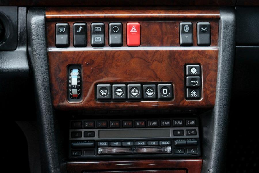 Детали интерьера Mercedes-Benz 500 E (W124) 1992 года  (фото 37 из 69)